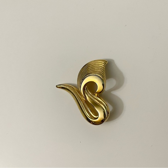 Golf Tone Swirl Ribbon Pin Brooch - Picture 5 of 15